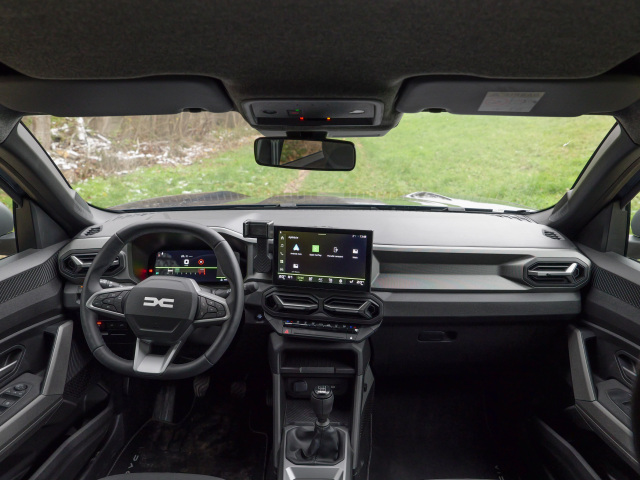 Palubná doska nesie 10,1-palcový infotainment. Vo verzii Journey je v štandarde dvojzónová klimatizácia či elektricky nastaviteľné sedadlo vodiča. Dojem kazia len nekompromisne tvrdé plasty.