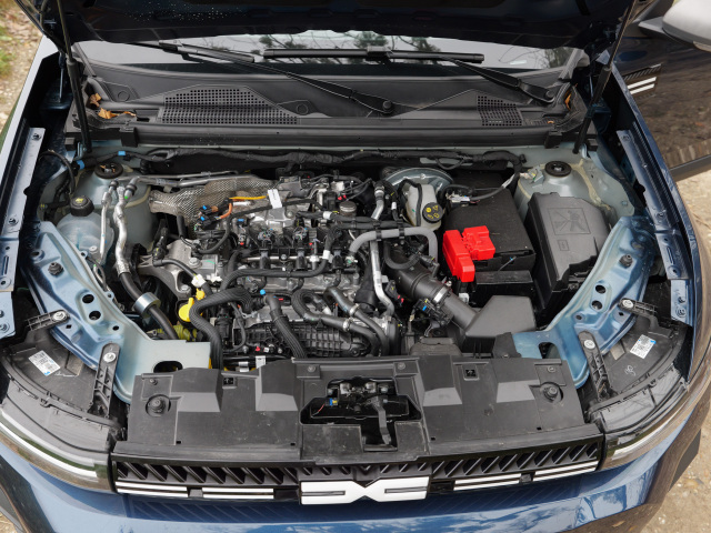 Trojvalec 1,2 TCe s výkonom 103 kW je vybavený mild-hybridnou výpomocou. Navyše vie spaľovať LPG. Pod kapotou to vyzerá trochu chaoticky, ale to len preto, že Dacia ušetrila na dizajnovom plastovom kryte. Funkčne to ale nijako nevadí.