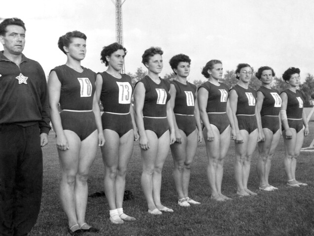 Československé gymnastky v roku 1954: Alena Reichová, Anna Marejková, Třešňáková, Eva Bosáková (č.71), Miroslava Brdíčková, Matylda Šinová (Růžičková), Chápková, Janebová a Slabá.