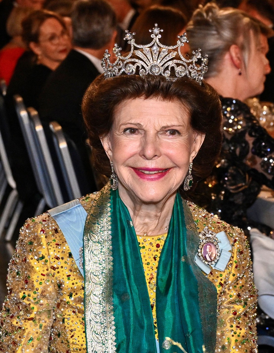 Kráľovná Silvia sa objavila na ceremoniáli s korunkou, ktorú mala už osemkrát predtým. Ide o výnimočný šperk, ktorý patril kráľovnej Žofii Švédskej a Nórskej a vyrobili ho okolo roku 1860 pri príležitosti jej svadby.