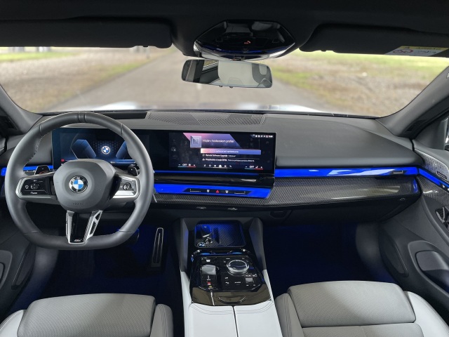 Interiér je veľmi moderný a digitálny. Atmosfére pomáha skosený volant či kryštálové dekorácie. Nechýba karbón, koža ani všadeprítomné ambientné podsvietenie. To sa však v noci odráža v oknách a zrkadlách.