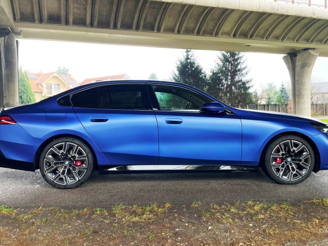 Športový tuning znamená aj o pár milimetrov znížený podvozok či výkonnejšiu brzdovú sústavu s červenými strmeňmi.