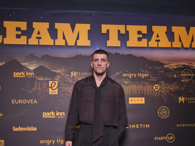 Raper Adi Lekovič si vo filme Dream Team strihol dvojrolu. 