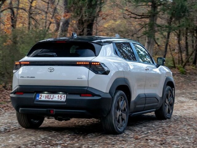 V porovnaní s  hybridnou Toyotou Yaris Cross má Urban Cruiser až o 140 mm dlhší rázvor náprav. To je prísľubom podstatne priestrannejšej kabíny.