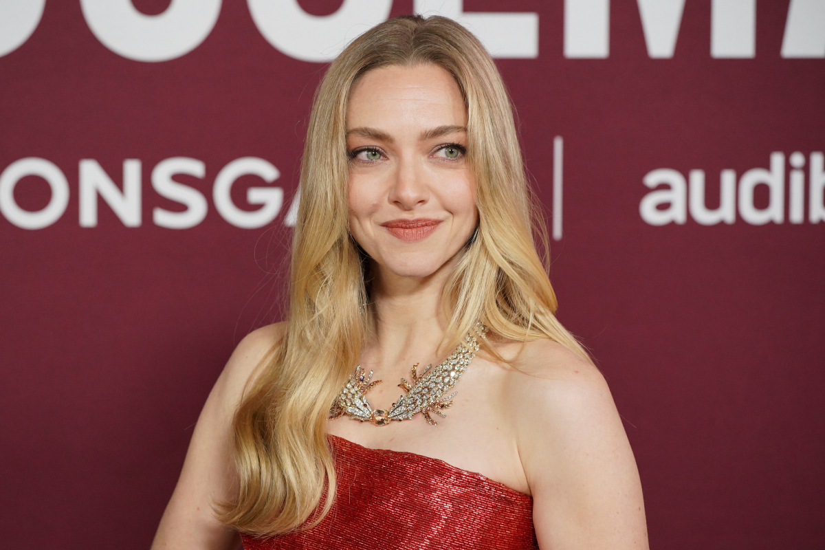 Amanda Seyfried v šatách Monse