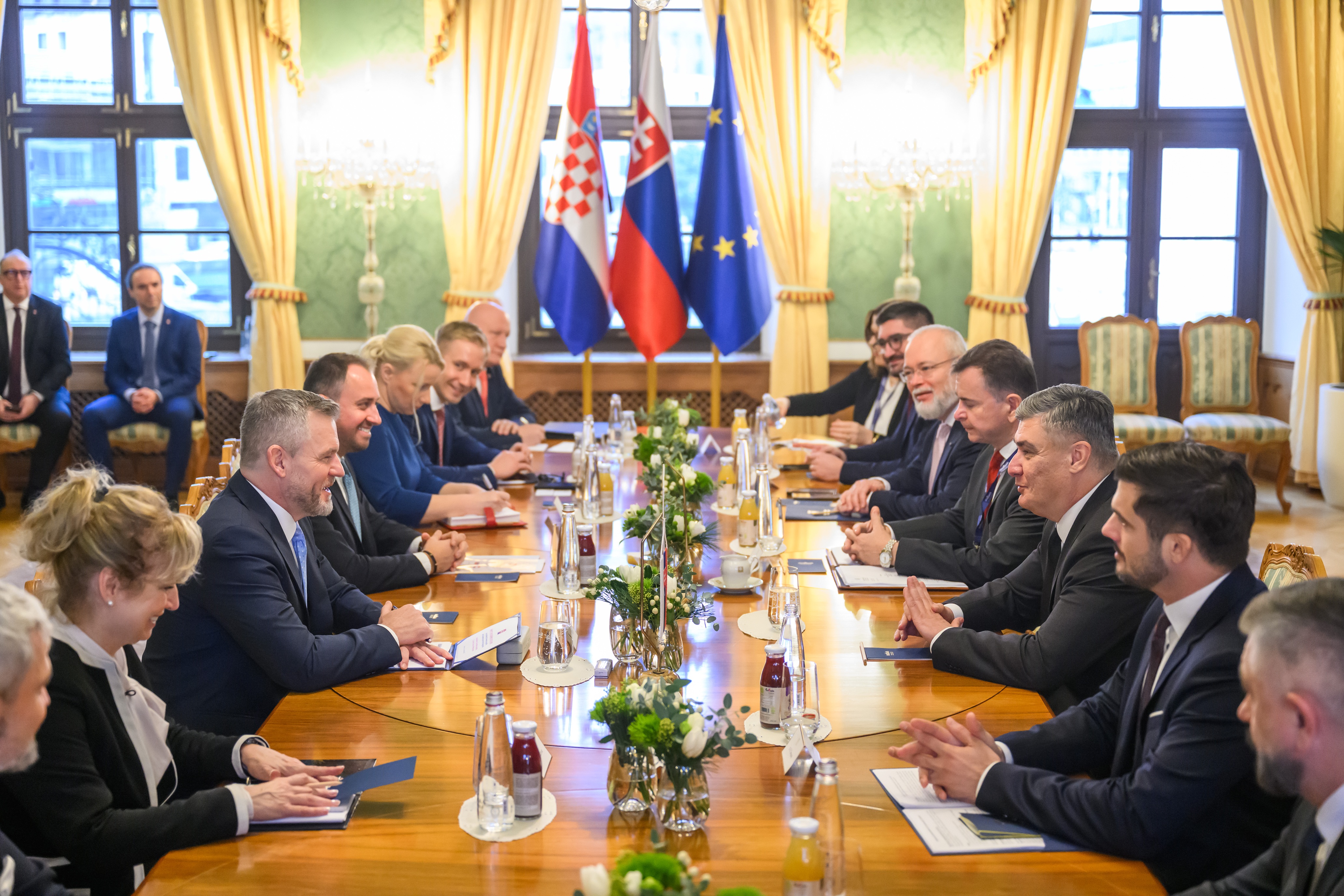 Tretí zľava prezident SR Peter Pellegrini a tretí sprava prezident Chorvátska Zoran Milanovič počas plenárneho rokovania počas spoločného stretnutia v Prezidentskom paláci v Bratislave 16. decembra 2025.