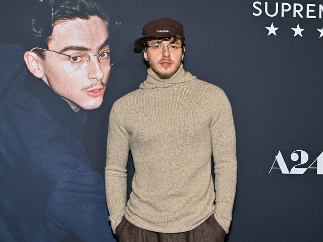 Spevák Jack Harlow na premiére filmu Marty Supreme.