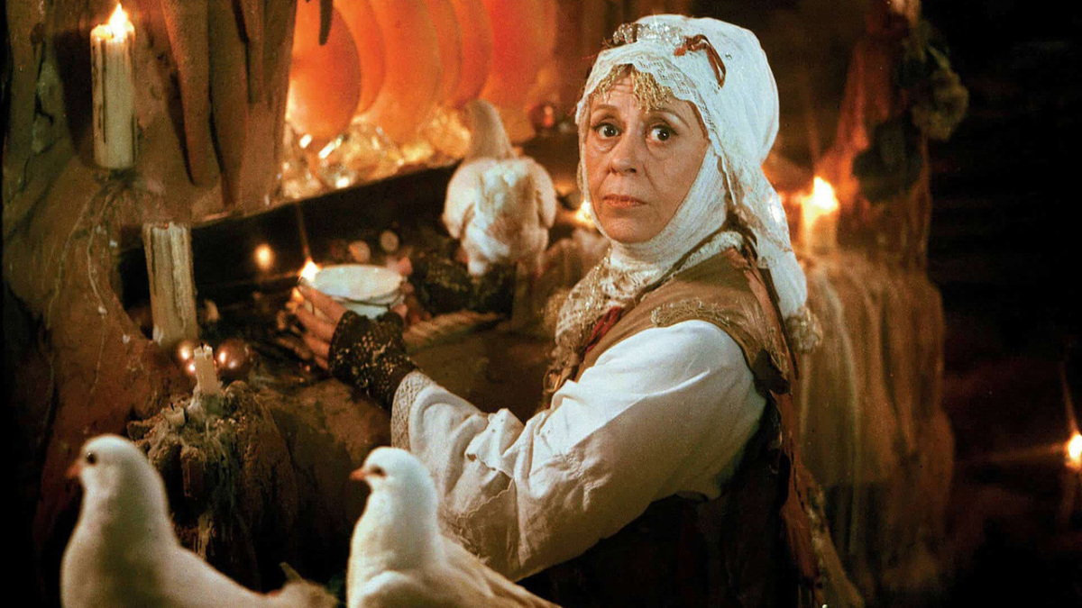 Perinbaba (1985) nie je len rozprávka, je to vizuálna báseň Juraja Jakubiska, ktorá sa stala neoddeliteľnou súčasťou slovenských Vianoc. Viete, kto si zahral našu ikonickú Perinbabu?