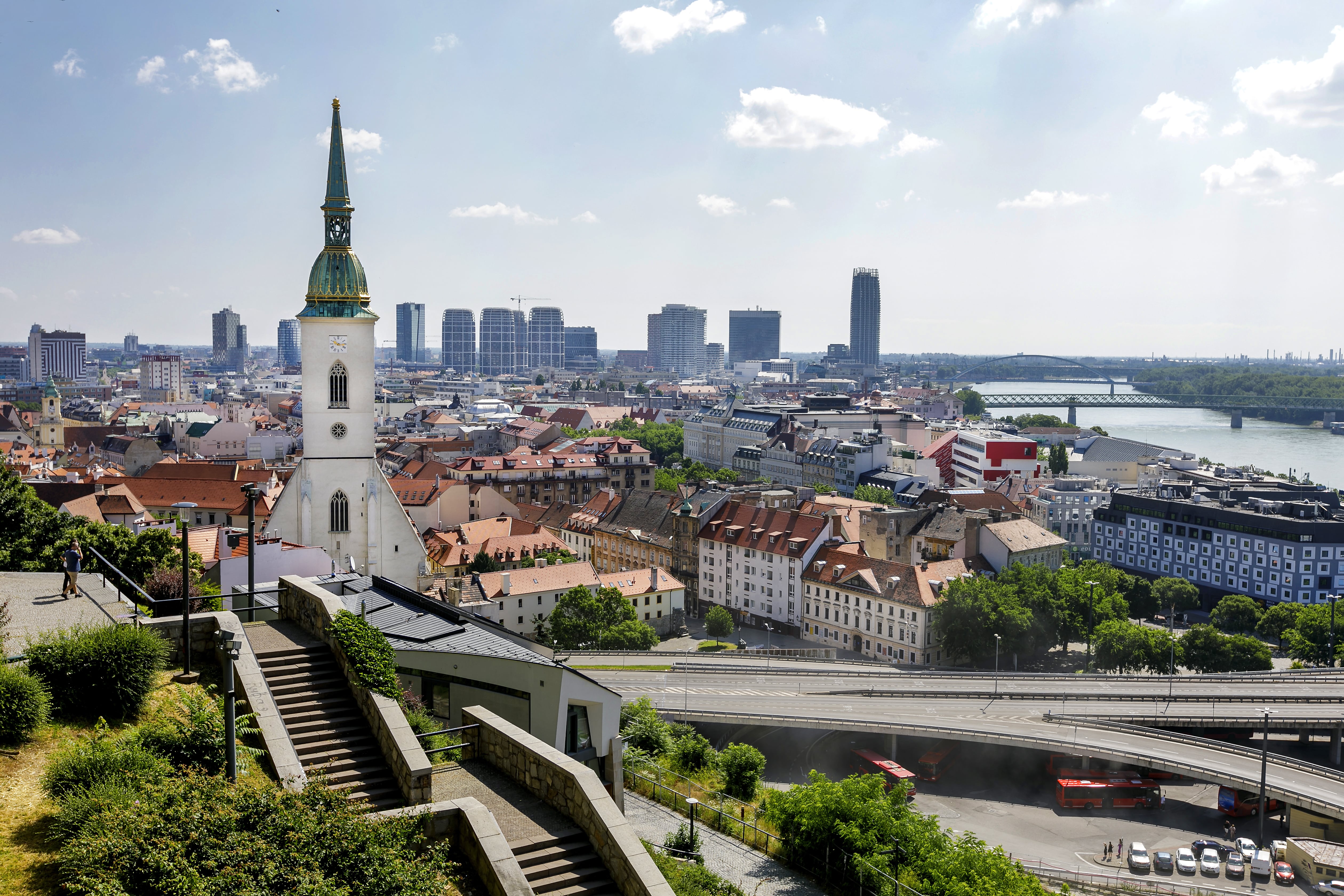 Na snímke Staromestská ulica a Most SNP, panoráma Bratislavy