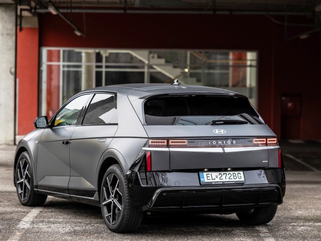 Zvlášť efektne pôsobí športová verzia s matným lakom Ecotronic Grey. Priplatíte si zaň ale 1 090 eur.
