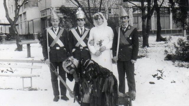 Hlavnou súčasťou osláv príchodu nového roka boli vinšovačky. Muži chodili po dedine a v každom dome priali všetkým obyvateľom zdravie a šťastie.