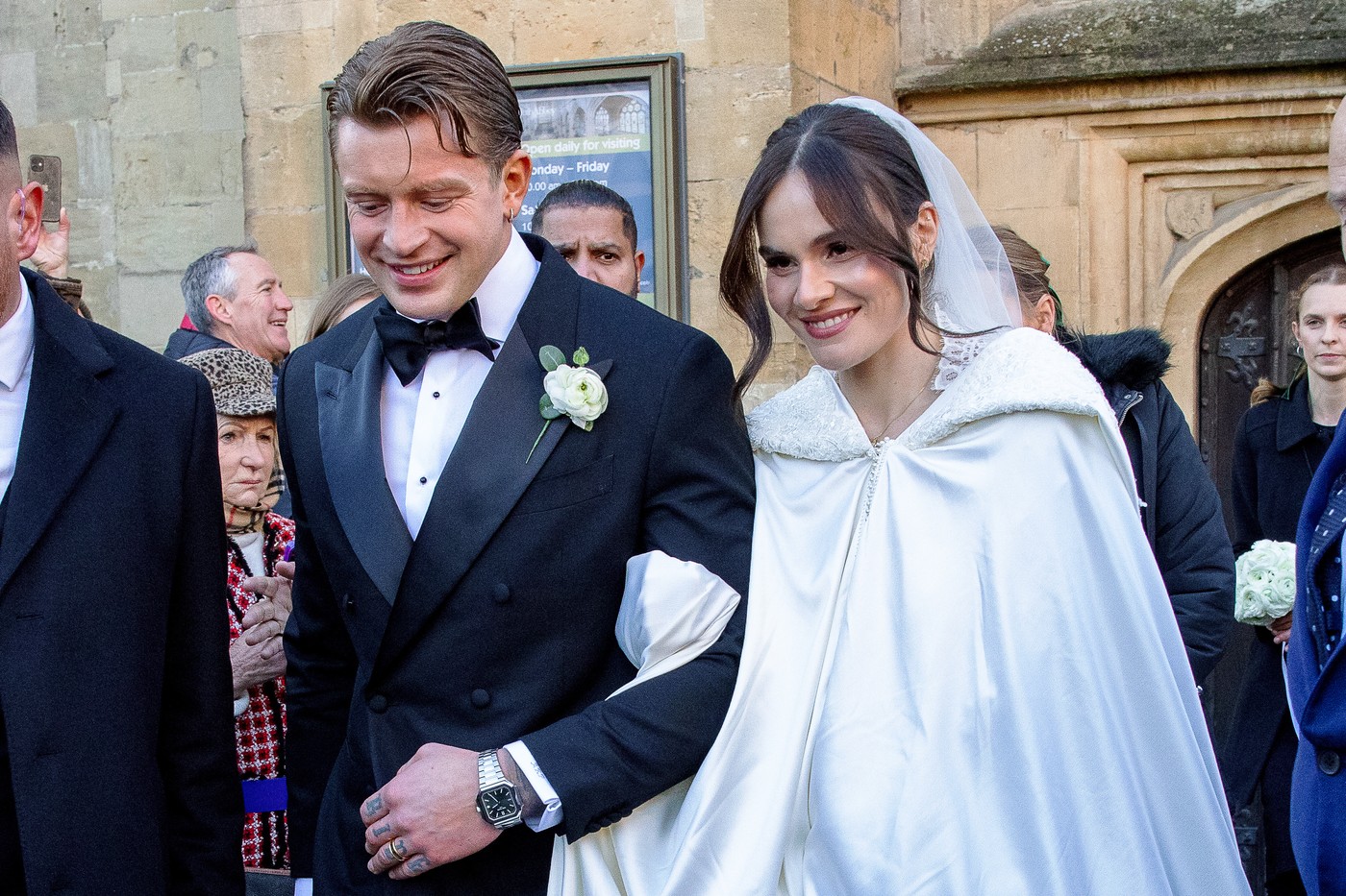 Olympijský plavec Adam Peaty a modelka Holly Ramsey sa zosobášili v katedrále Bath Abbey.