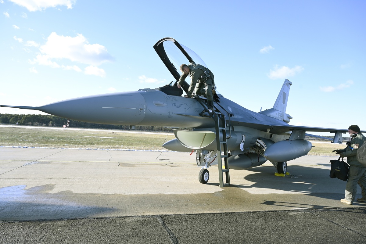 SR Kuchyňa Stíhačky F-16 Prílet BAX