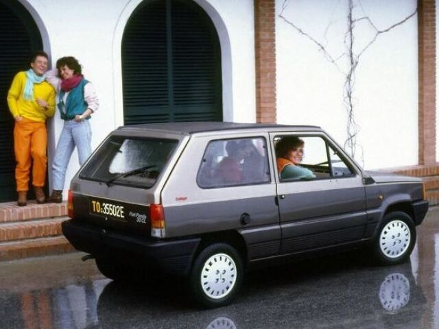 Za jednoduchým ale sviežim dizajnom Pandy stál slávny Giorgetto Giugiaro. Je zvláštnosťou bola plastová ochrana spodných partií karosérie, ako na dnešných SUV.
