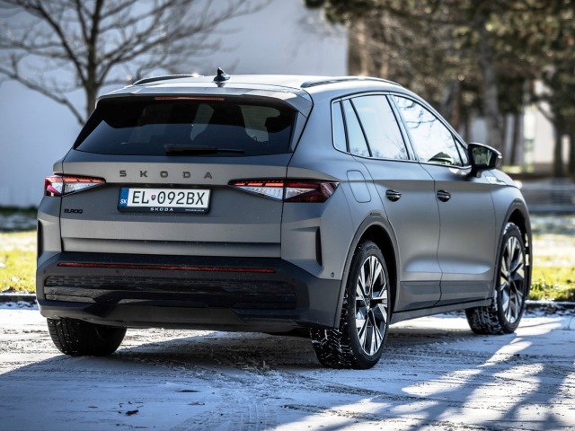 Logo RS by ste na zadnom veku hľadali márne. Aj to naznačuje, že Škoda to so športovými ambíciami nemyslí až tak vážne. Skôr ide o vylepšený Elroq Sportline.