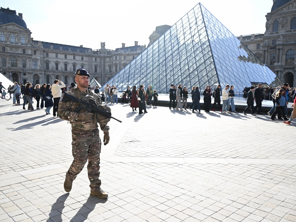 Louvre / Museum /