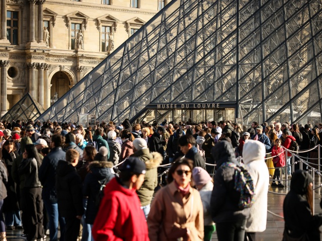 Museum / Louvre /