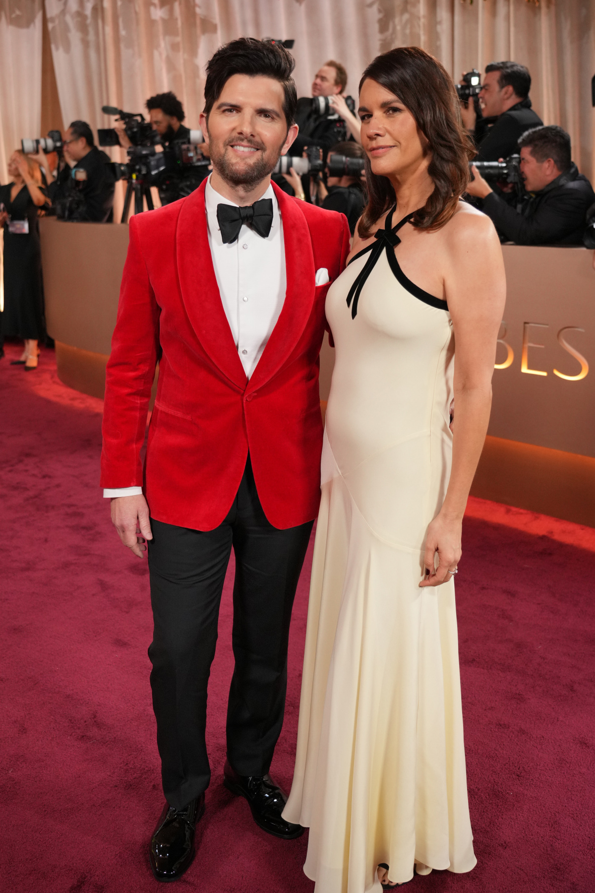 Herec Adam Scott a jeho manželka Naomi Scott.