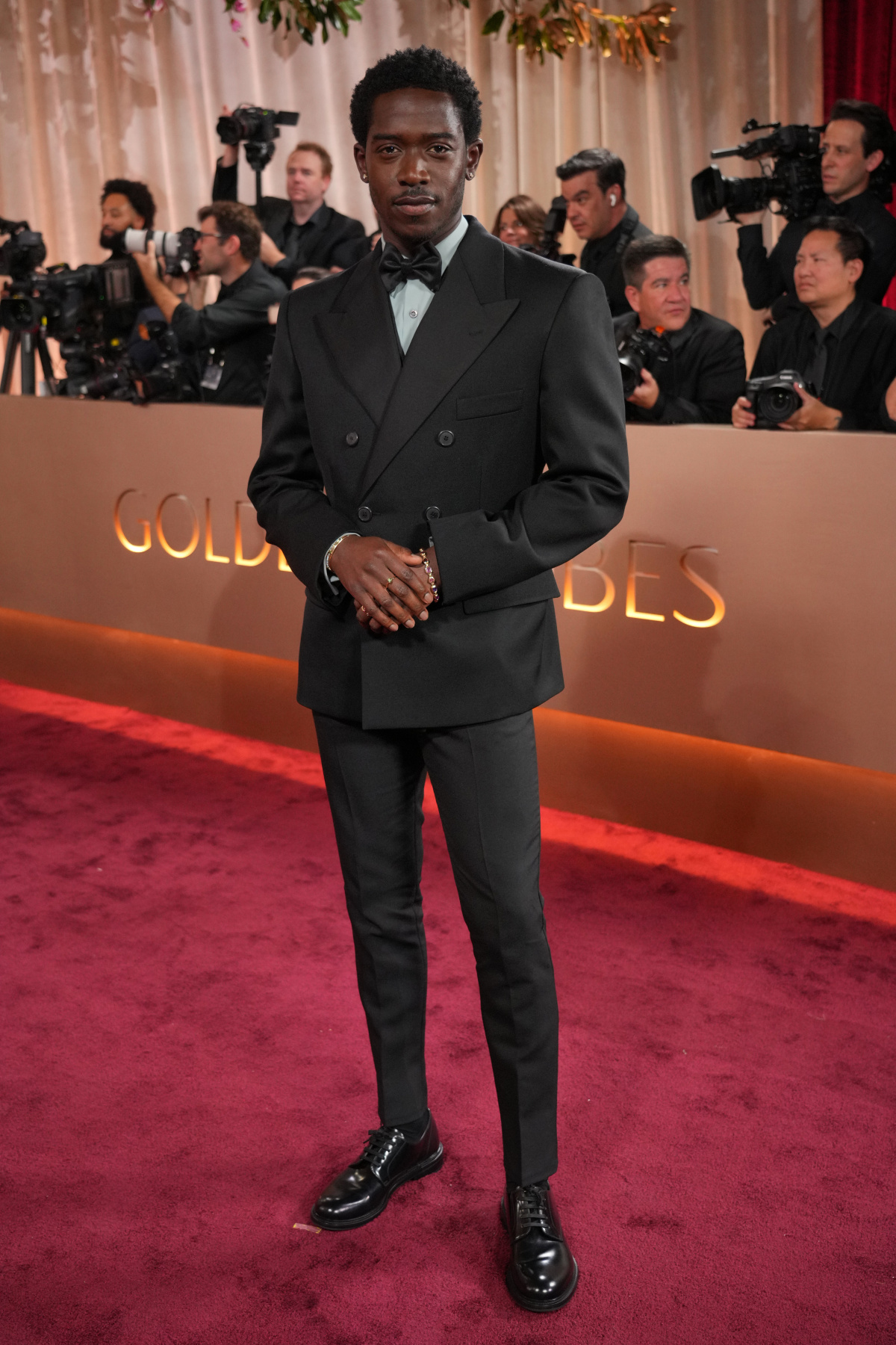 Herec Damson Idris v kreácii Prada. 