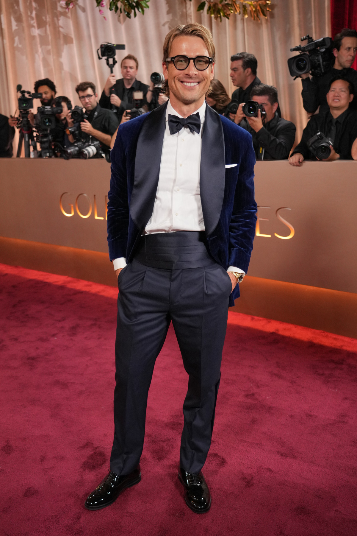 Herec Glen Powell v smokingu Brunello Cuccinelli. 