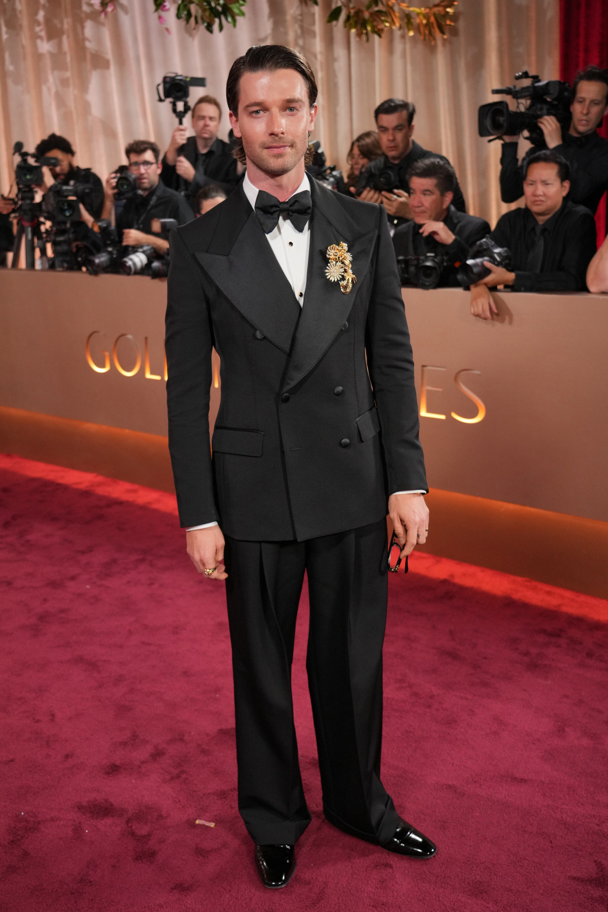 Herec Patrick Schwarzenegger na 83. ročníku cien Zlatý glóbus.