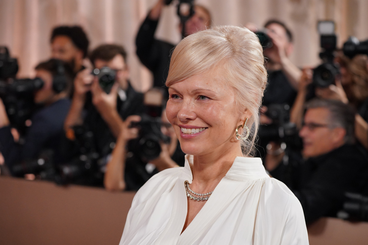 83rd Golden Globes - Herečka Pamela Anderson sa objavila v kreácii Ferragamo. 