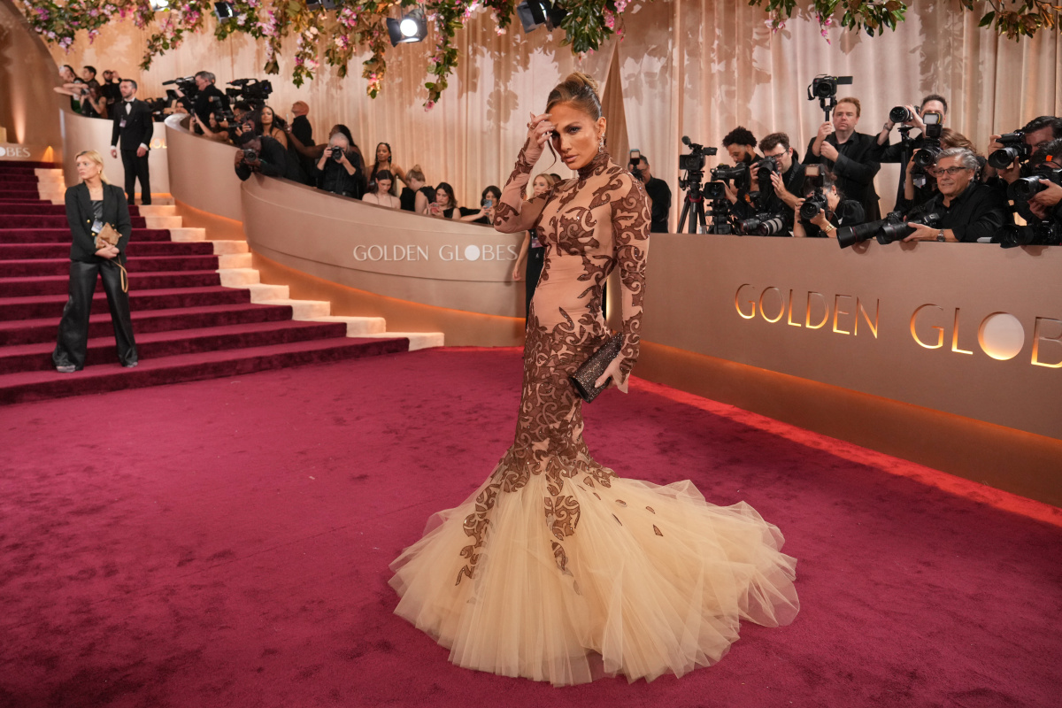 Jennifer Lopez prišla v archívnej róbe Jean-Louis Scherrer.