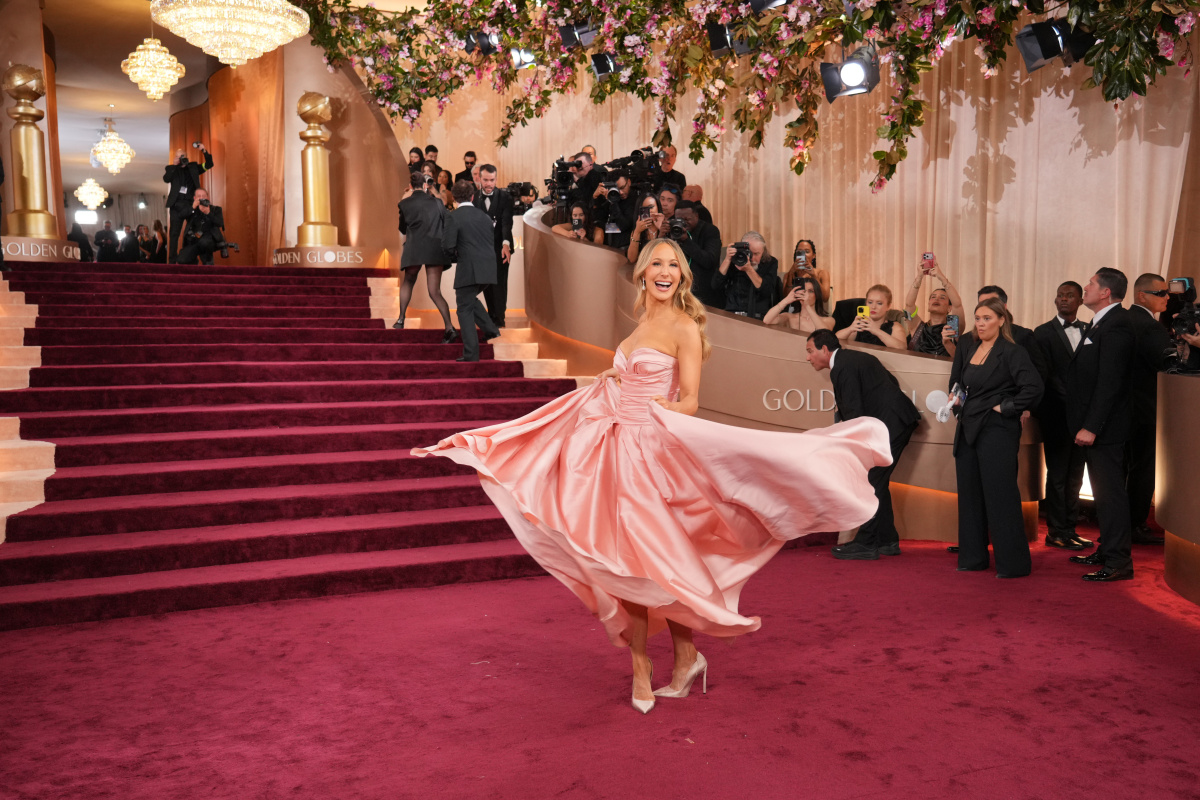 Moderátorka Nikki Glaser v kreácii Zuhair Murad.