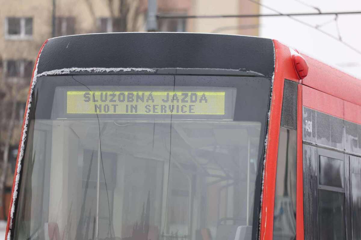 Bratislava, sneh, poľadovica, električka