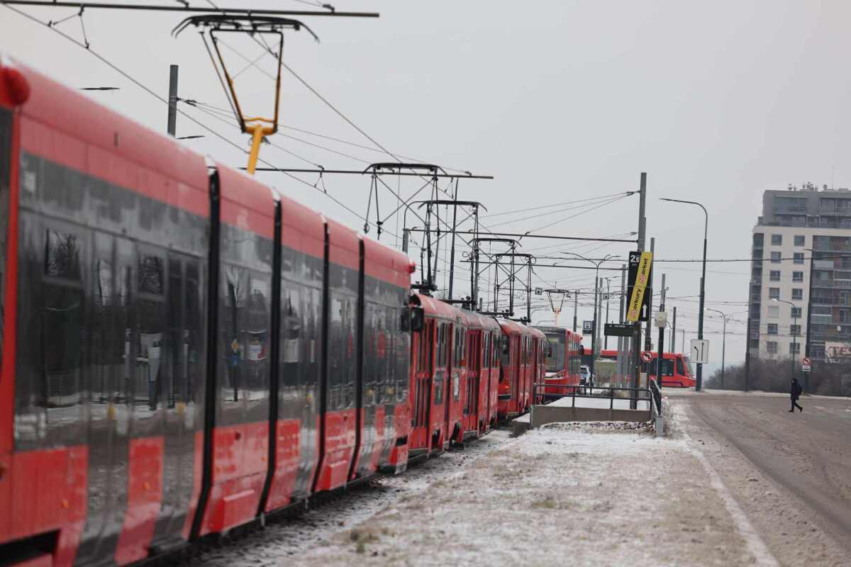 Bratislava, sneh, poľadovica, električka