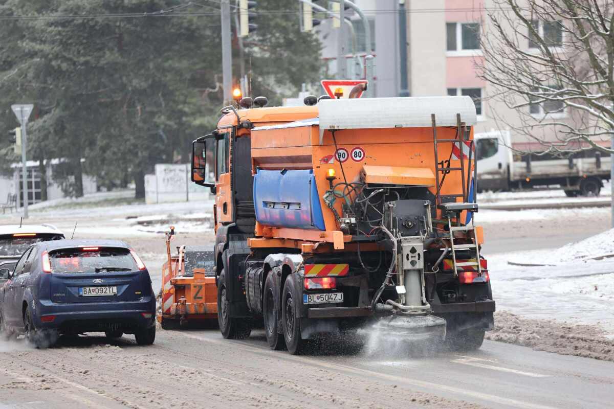 Bratislava, sneh, poľadovica, pluh
