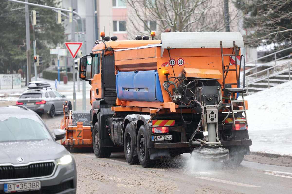Bratislava, sneh, poľadovica, pluh