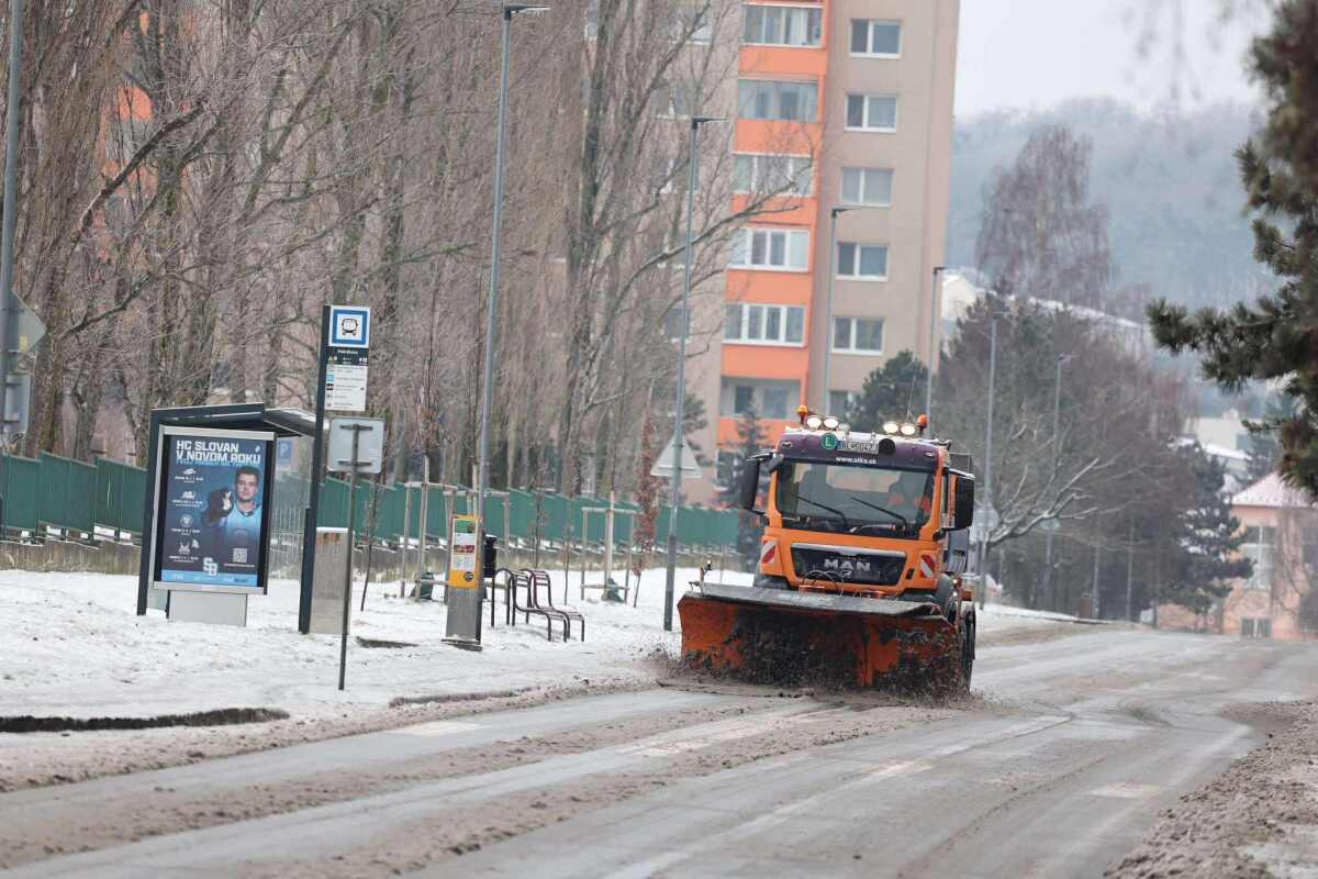 Bratislava, sneh, poľadovica, pluh