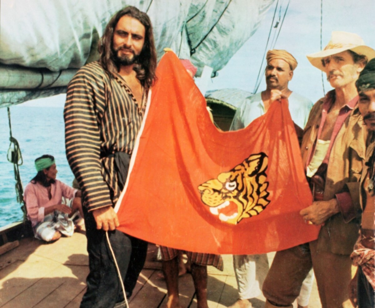 Jeho charizmatický zjav ovládol obrazovky v celej Európe. Herec Kabir Bedi stvárnil milovaného hrdinu menom?