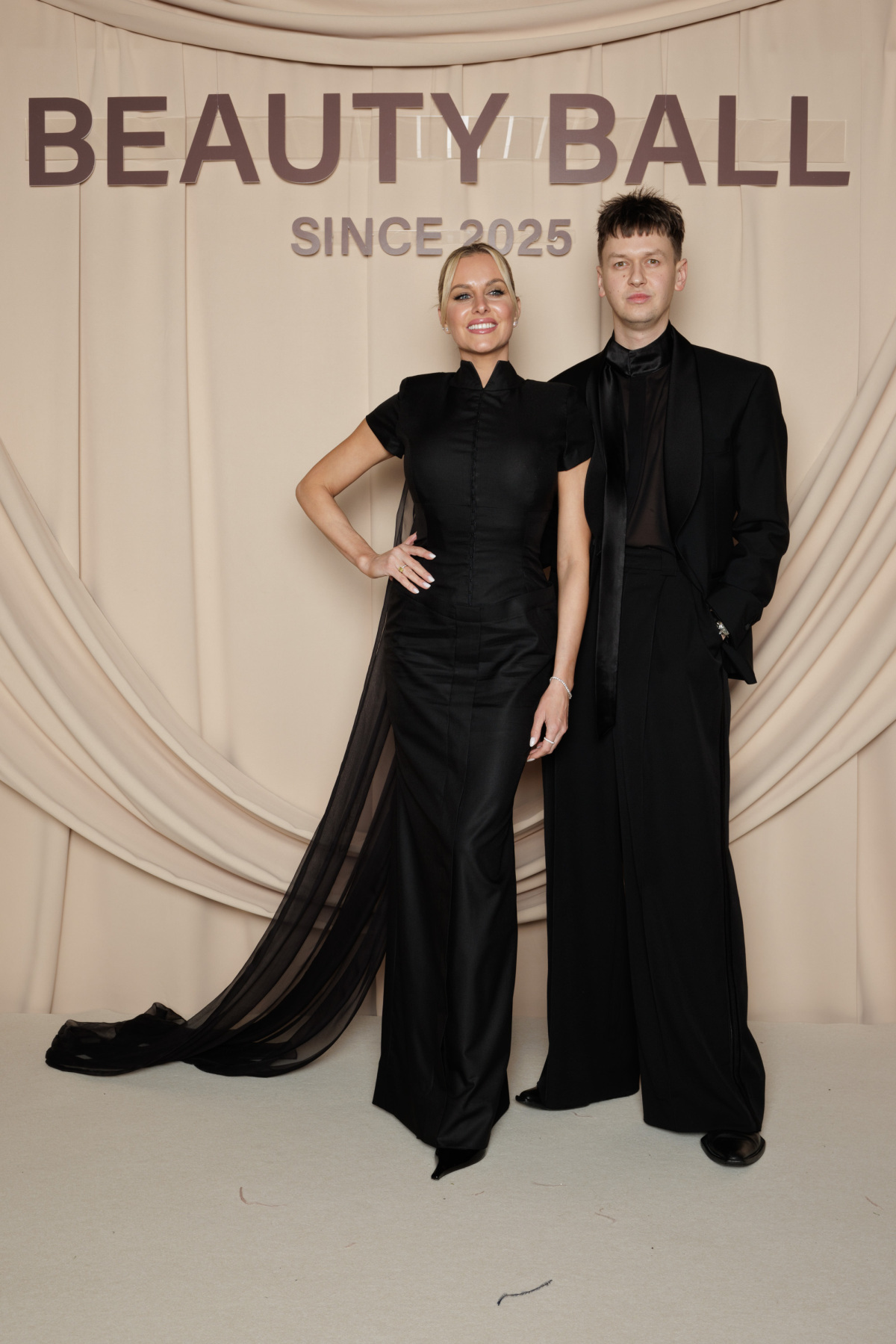 Denisa Mendrejová v šatách od Michaela Kováčika. 