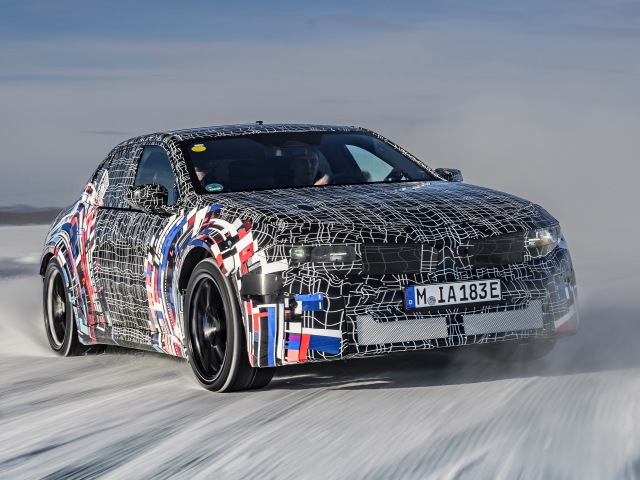 BMW M už usilovne testuje štvormotorový elektrický pohon. Toto je prototyp elektrického sedanu iM3.