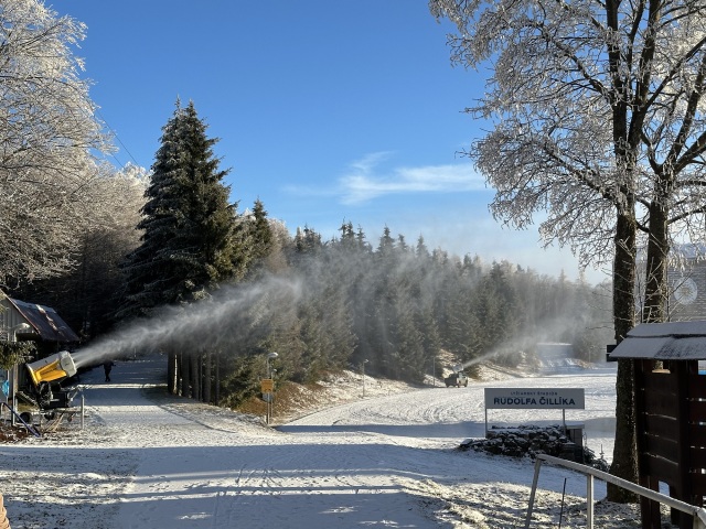 Zasnežovanie bežkárskeho štadióna na Skalke podstatne zlepšilo tamojšie podmienky.
