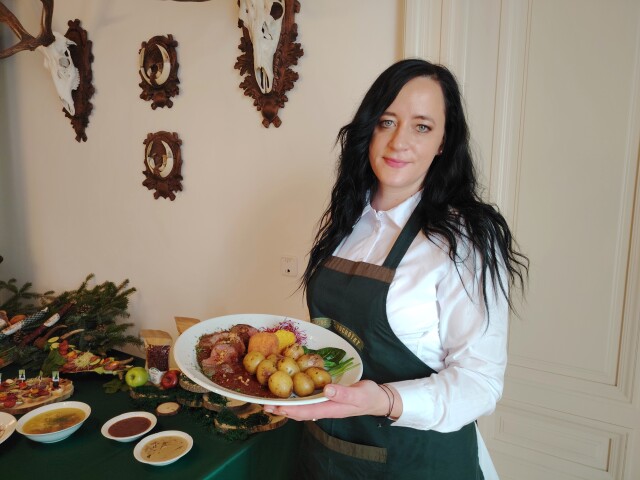 Monika Meňhartová, vedúca Poľovníckeho zámočka v Topoľčiankach, nám ponúkla steak z muflóna aj rezne z daniela.