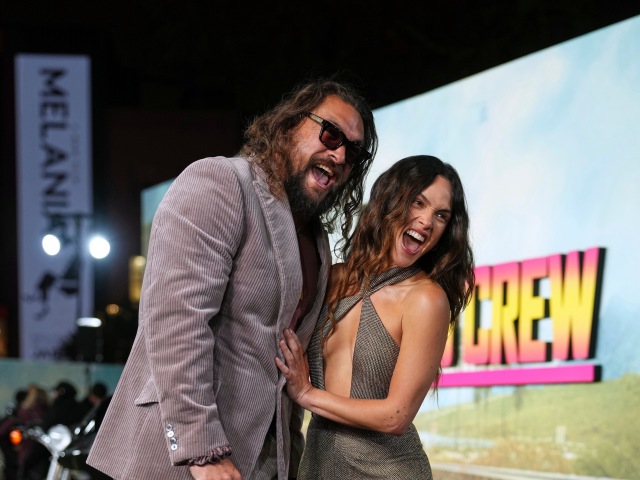 Jason Momoa a jeho partnerka - herečka Adria Arjona 