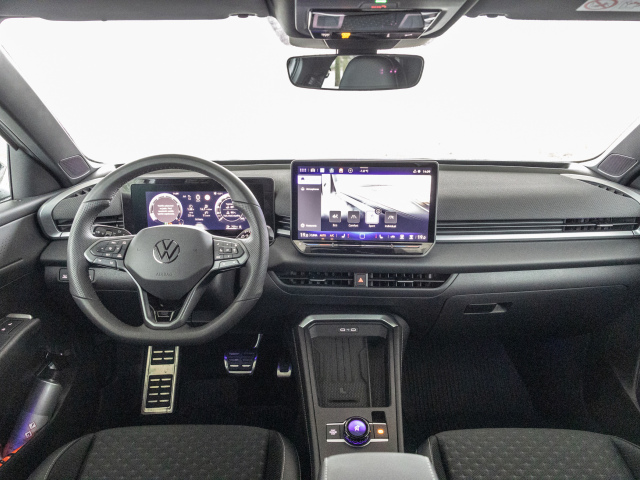 Interiér je pomerne strohý. Ale podstatne kvalitnejší ako pri prvej generácii. Rozsiahlu digitalizáciu sprevádza návrat hardvérových ovládačov. Najmä na volante. Je ich tu ale možno až priveľa.