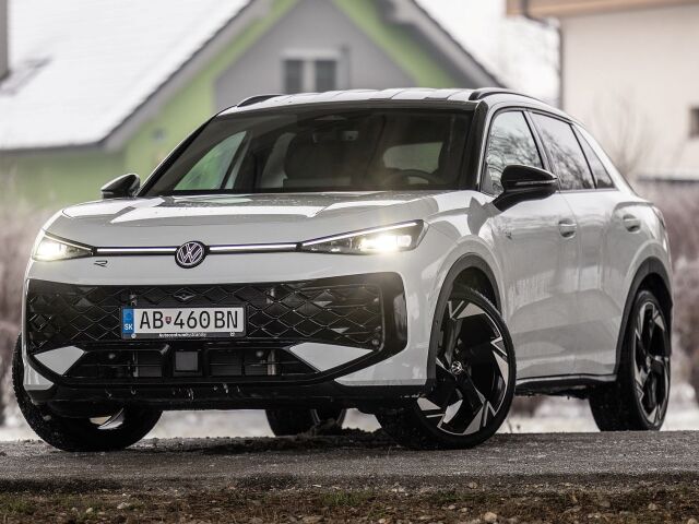 VW T-Roc druhej generácie pôsobí dospelejšie. Zvlášť vo verzii R-Line s lesklými čiernymi doplnkami a čiernou strechou. Už pri priblížení vás T-Roc víta rozsvieteným logom Volkswagen.