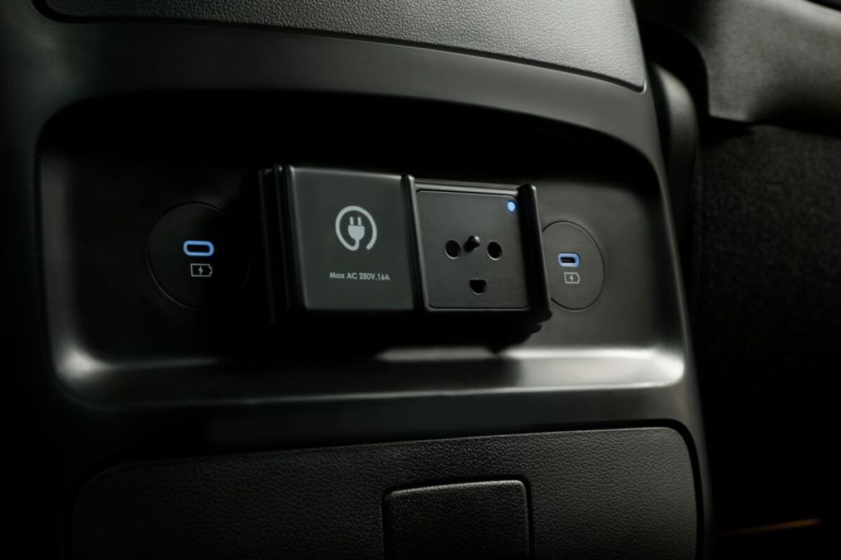 hyundai-staria-electric-0126-details-10 wid 1024 bfc off