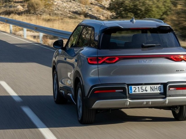 Elektrická verzia Atto 2 Comfort si zakladá viac na aerodynamike. Vo svojich útrobách ukrýva LFP batériu s kapacitou 64,8 kWh.