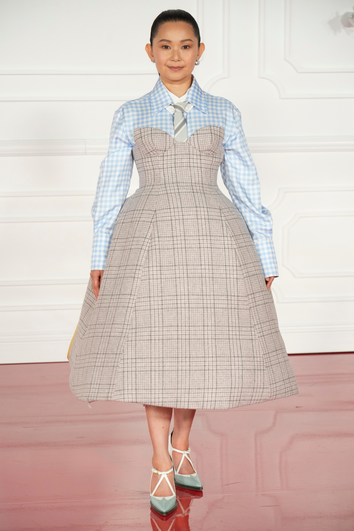 Herečka Hong Chau v kreácii Thom Browne. 