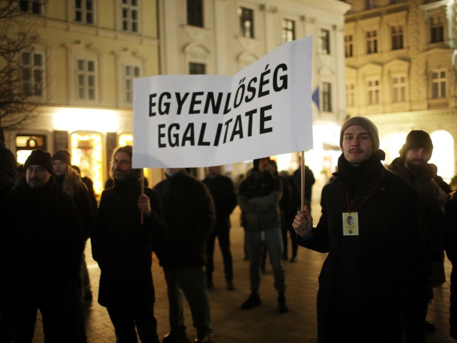 Protest / mladí Maďari / Benešove dekréty /
