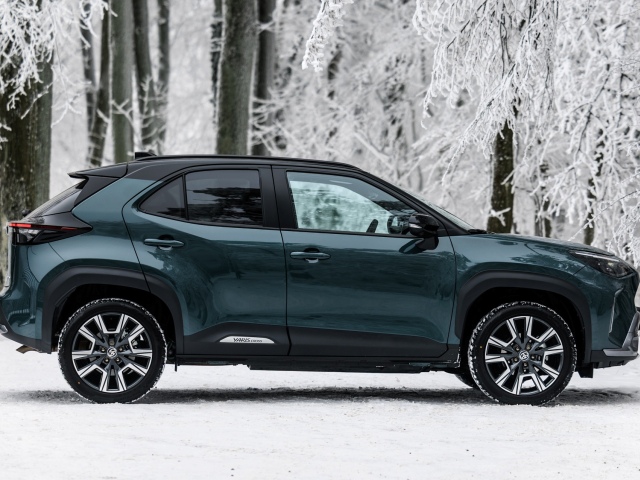 Yaris Cross stále udivuje svojim drsným vzhľadom SUV, ktorý sa podarilo dizajnérom vyčarovať na formáte dlhom len necelých 4,2 metra. Má kolmú masku, vysokú horizontálnu kapotu a chránený podvozok.