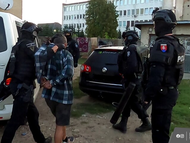 Záber z policajnej akcie Slon.
