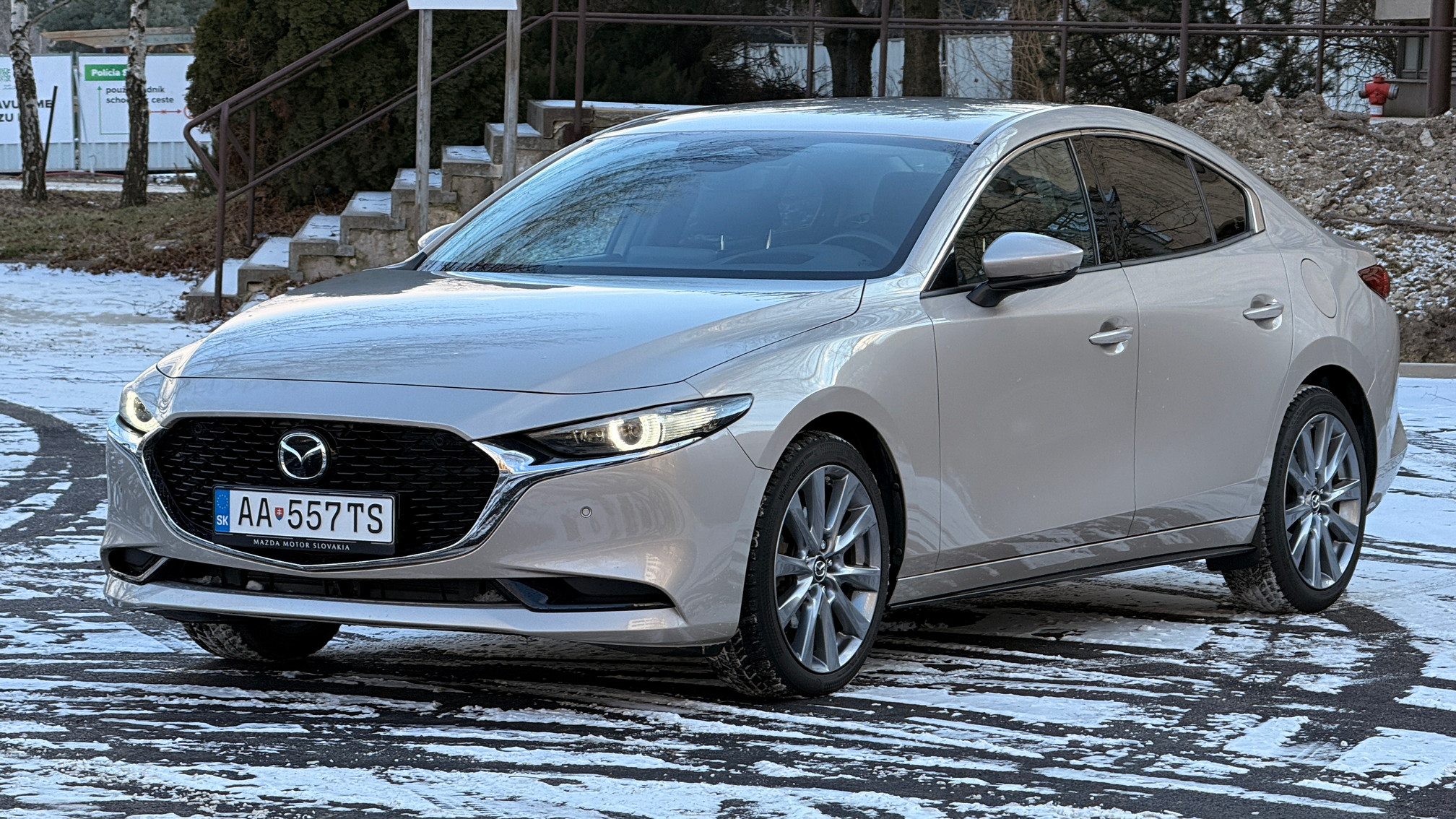Mazda 3 môže na prvý pohľad pôsobiť, že patrí o triedu  vyššie, no svojimi rozmermi je pevne ukotvená v segmente C.