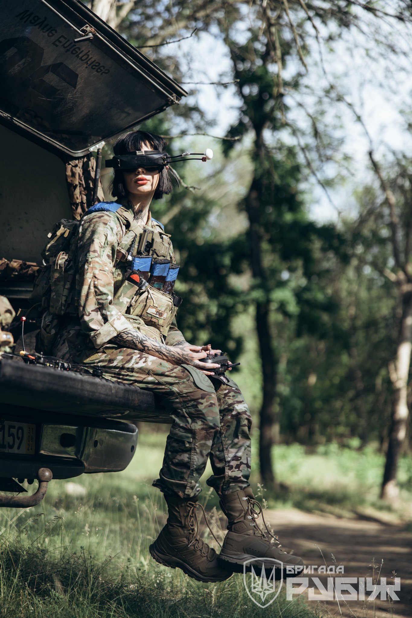 Operátorka FPV dronu brigády Rubiž. Ukrajinské ministerstvo obrany zverejnilo fotografiu s popisom: "Silná. Presná. Krásna. A zakaždým, keď jej dron vzlietne, nepriateľ má o jedno miesto na úkryt menej.