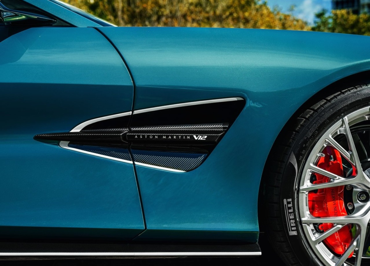 Aston Martin Vanquish Volante Wave Edition 7
